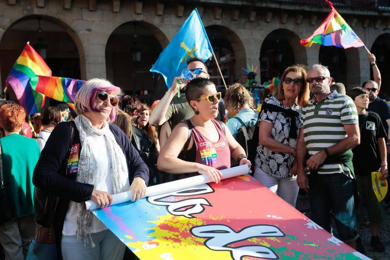 La manifestación del Orgullo, que reunió a cientos de personas, reclamó la urgente tramitación de una ley para proteger a las personas transexuales