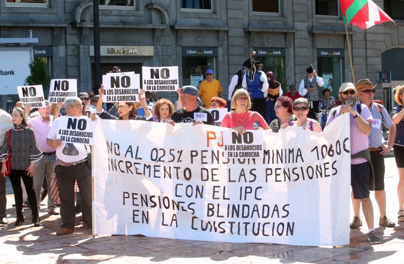 Más de 300 personas han protestado en Oviedo para denunciar la situación en la que se encuentran algunas familias del poblado minero de La Camocha, amenazadas por los desahucios. 
