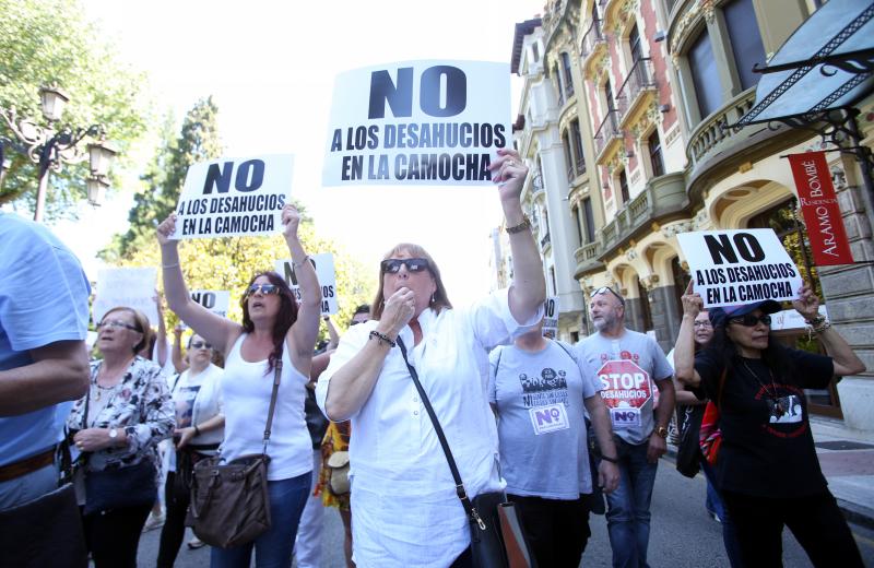Más de 300 personas han protestado en Oviedo para denunciar la situación en la que se encuentran algunas familias del poblado minero de La Camocha, amenazadas por los desahucios. 