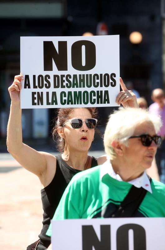 Más de 300 personas han protestado en Oviedo para denunciar la situación en la que se encuentran algunas familias del poblado minero de La Camocha, amenazadas por los desahucios. 