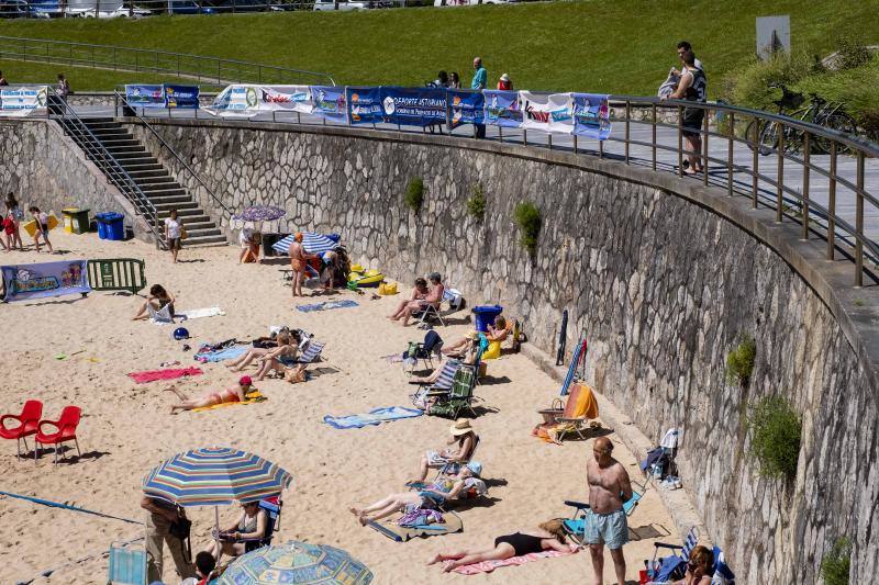 Miles de personas disfrutan del primer fin de semana del verano en las playas de Asturias. Arenales como San Lorenzo, en Gijón, o Rodiles, en Villaviciosa, están a rebosar. 