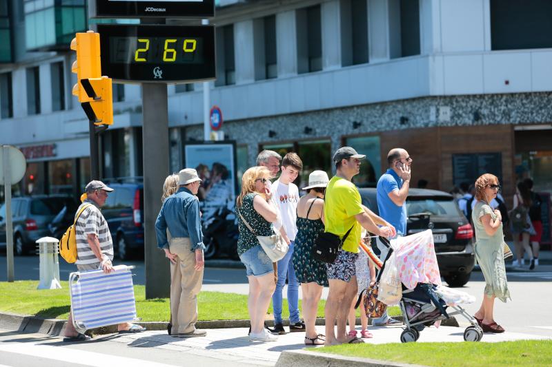 Miles de personas disfrutan del primer fin de semana del verano en las playas de Asturias. Arenales como San Lorenzo, en Gijón, o Rodiles, en Villaviciosa, están a rebosar. 