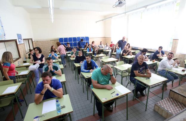 Oviedo. Una de las aulas del instituto Alfonso II en la que los docentes se examinaron de la especialidad de Educación Física. 