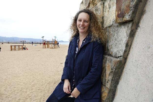 Noemí Martín, en la playa gijonesa de Poniente. 