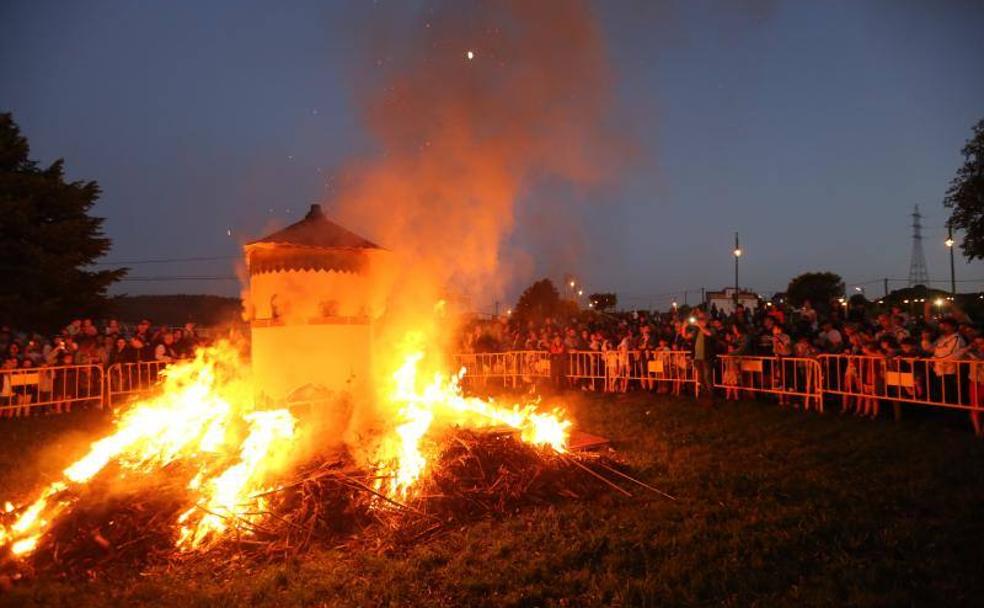 En el momento en el que la hoguera infantil de Corvera se encendía todos los ojos de los niños se fijaban en las llamas. 