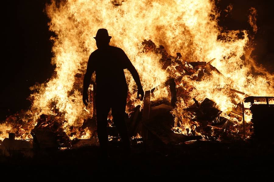 Fotos: Danza en torno al fuego de San Juan