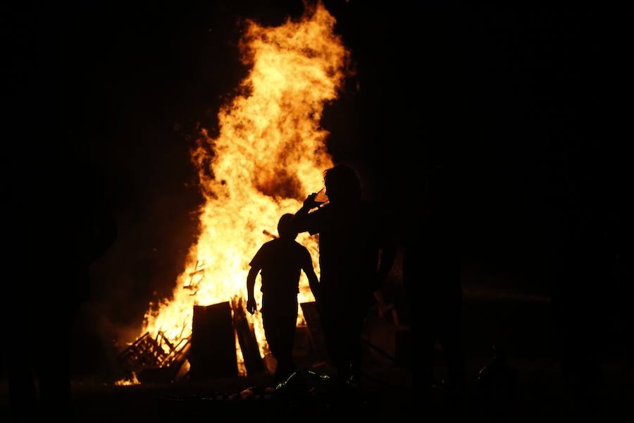 Fotos: La noche de San Juan ilumina Gijón