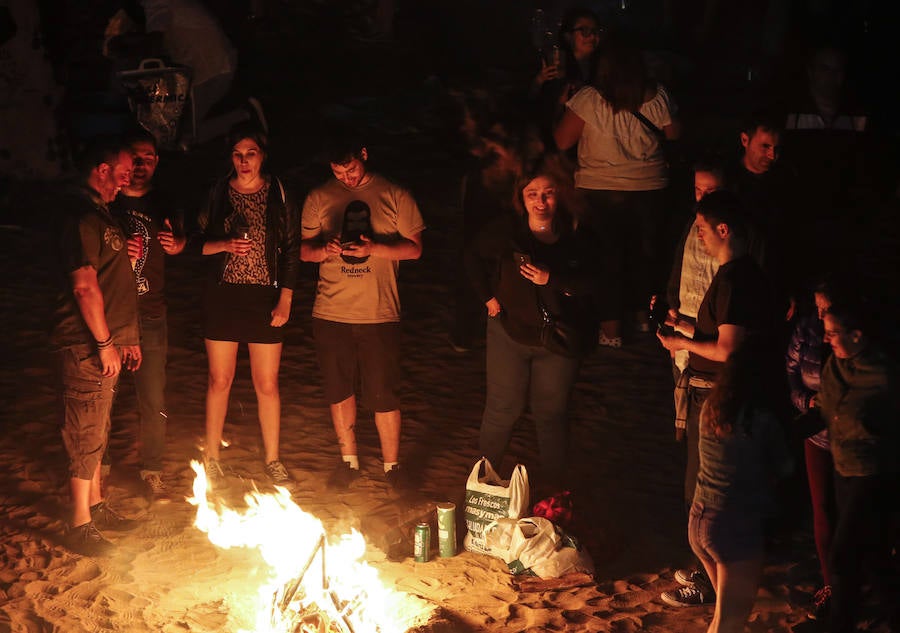 Fotos: La noche de San Juan ilumina Gijón