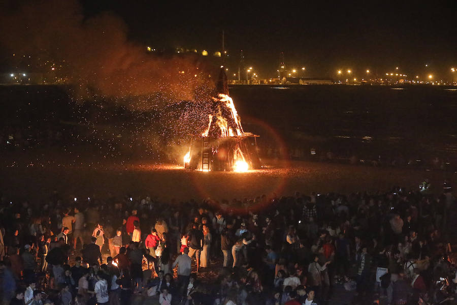 Fotos: Danza en torno al fuego de San Juan