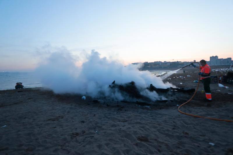 La fiesta de San Juan ha dejado toneladas de basura en la playa de Poniente. Desde antes del amanecer, operarios de Emulsa trabajan en la recogida de los residuos para dejar listo el arenal para un nuevo día de pleno verano.