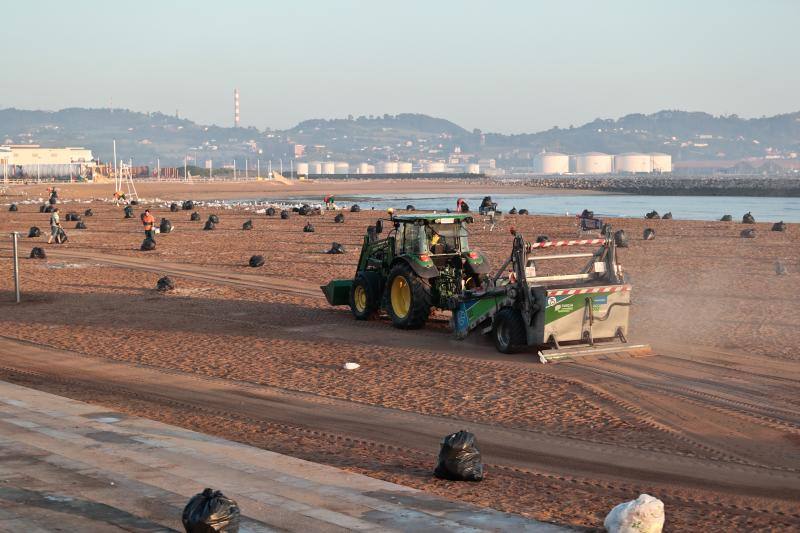 La fiesta de San Juan ha dejado toneladas de basura en la playa de Poniente. Desde antes del amanecer, operarios de Emulsa trabajan en la recogida de los residuos para dejar listo el arenal para un nuevo día de pleno verano.