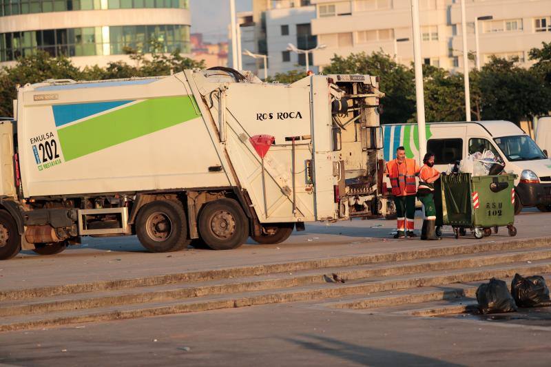 La fiesta de San Juan ha dejado toneladas de basura en la playa de Poniente. Desde antes del amanecer, operarios de Emulsa trabajan en la recogida de los residuos para dejar listo el arenal para un nuevo día de pleno verano.