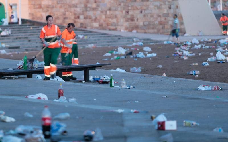 La fiesta de San Juan ha dejado toneladas de basura en la playa de Poniente. Desde antes del amanecer, operarios de Emulsa trabajan en la recogida de los residuos para dejar listo el arenal para un nuevo día de pleno verano.