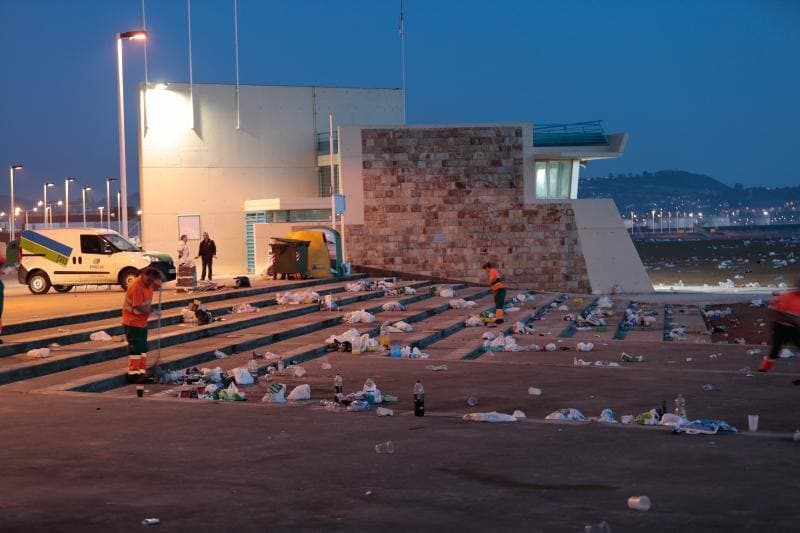 La fiesta de San Juan ha dejado toneladas de basura en la playa de Poniente. Desde antes del amanecer, operarios de Emulsa trabajan en la recogida de los residuos para dejar listo el arenal para un nuevo día de pleno verano.