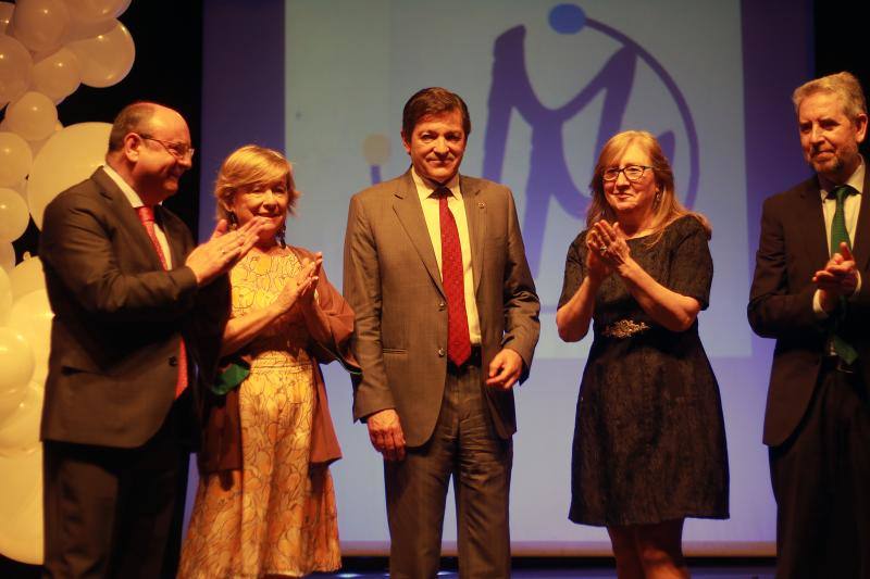 El presidente del Gobierno asturiano, Javier Fernández, recibe la medalla de oro que otorga la organización 'Mierenses en el mundo'