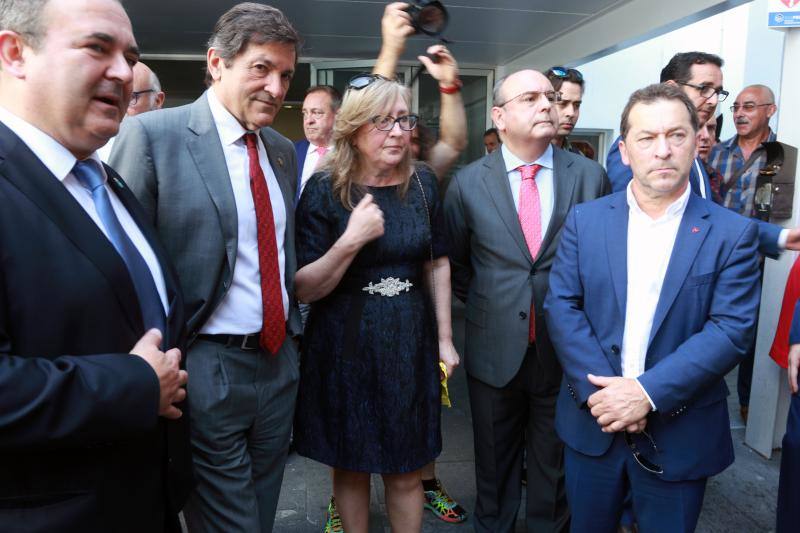 El presidente del Gobierno asturiano, Javier Fernández, recibe la medalla de oro que otorga la organización 'Mierenses en el mundo'