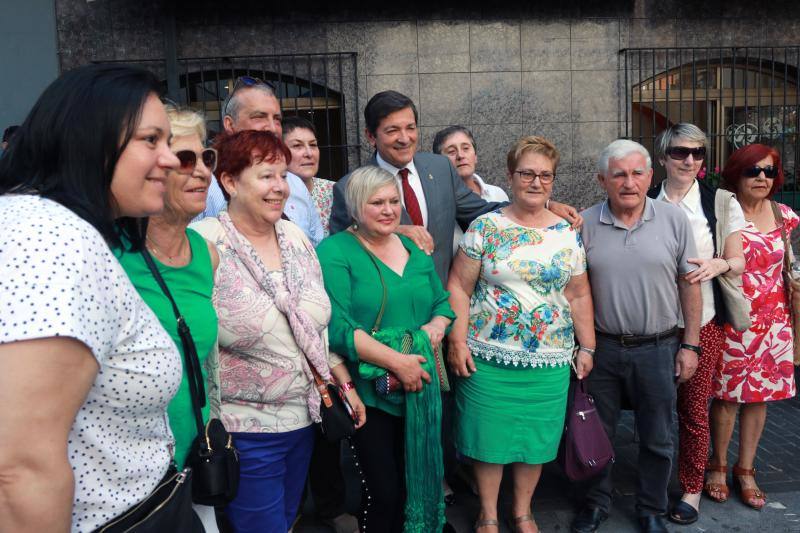 El presidente del Gobierno asturiano, Javier Fernández, recibe la medalla de oro que otorga la organización 'Mierenses en el mundo'