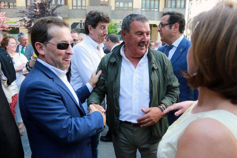 El presidente del Gobierno asturiano, Javier Fernández, recibe la medalla de oro que otorga la organización 'Mierenses en el mundo'