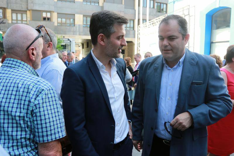 El presidente del Gobierno asturiano, Javier Fernández, recibe la medalla de oro que otorga la organización 'Mierenses en el mundo'