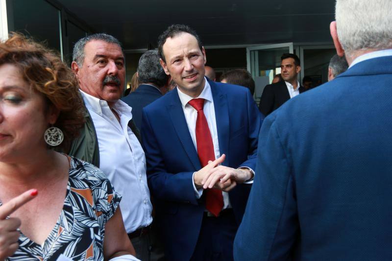 El presidente del Gobierno asturiano, Javier Fernández, recibe la medalla de oro que otorga la organización 'Mierenses en el mundo'