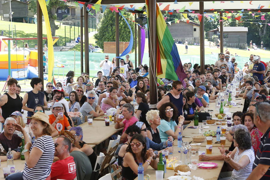 El camping de Deva acogió a cerca de 400 personas durante el fin de semana, con actividades específicas para jóvenes y familias