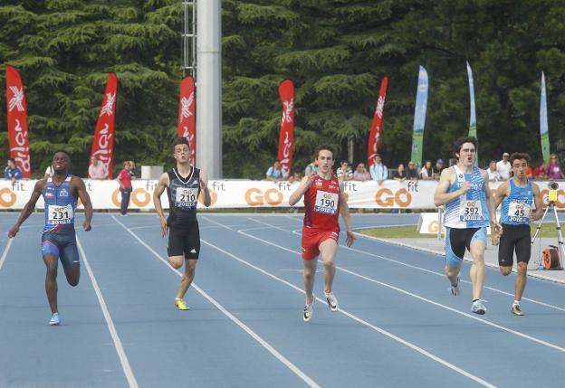 Los últimos metros de la final de 200, con el grupista Manuel Bea (dorsal 190) en el centro de la imagen. 