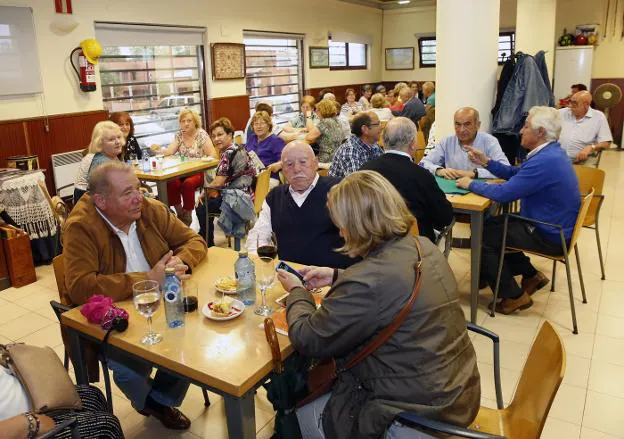 Jubilados del Polígono, en el bar de la asociación de pensionistas Puerto de Somiedo. 