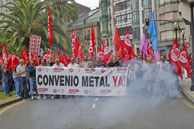 Protesta de los trabajadores del metal que tuvo lugar el pasado viernes ante la sede de Femetal. 