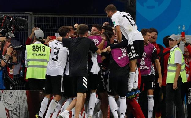 Los jugadores de Alemania celebran el gol de Kroos. 