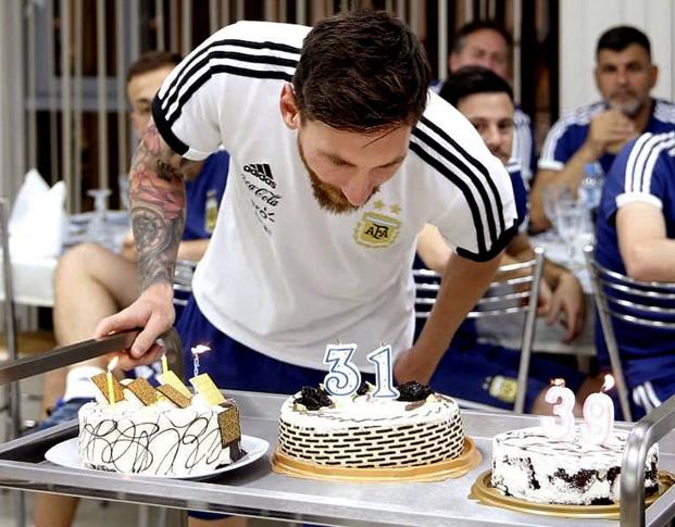 Messi cumplió 31 años el domingo y lo celebró con sus compañeros de selección. 