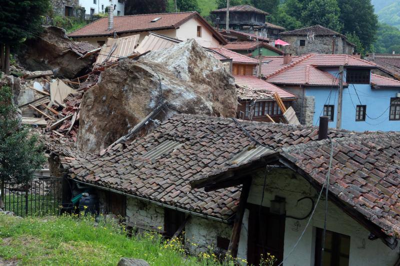 Fotos: Un argayo de grandes dimensiones obliga a desalojar La Cortina, en Lena