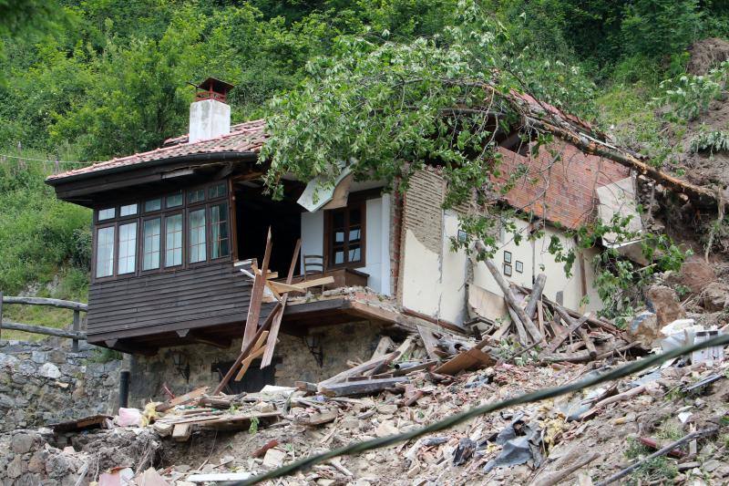 Fotos: Un argayo de grandes dimensiones obliga a desalojar La Cortina, en Lena