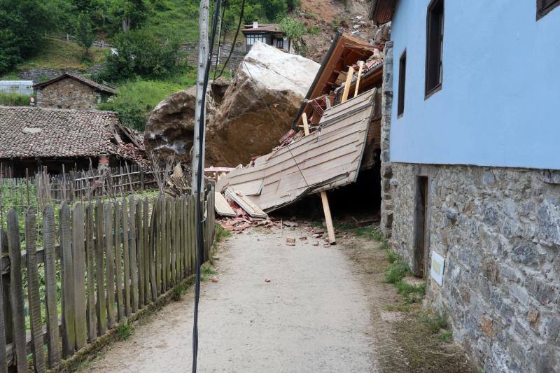 Fotos: Un argayo de grandes dimensiones obliga a desalojar La Cortina, en Lena