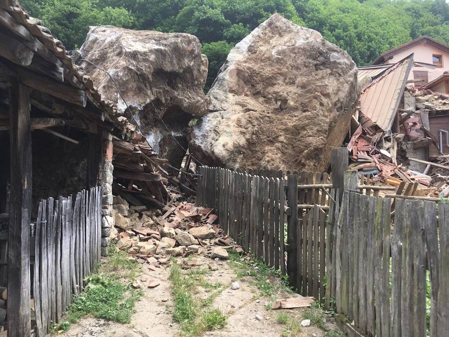 Fotos: Un argayo de grandes dimensiones obliga a desalojar La Cortina, en Lena