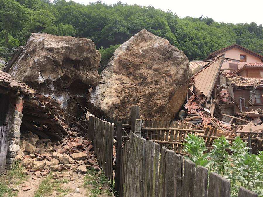 Fotos: Un argayo de grandes dimensiones obliga a desalojar La Cortina, en Lena