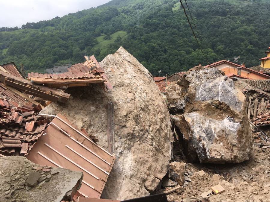 Fotos: Un argayo de grandes dimensiones obliga a desalojar La Cortina, en Lena