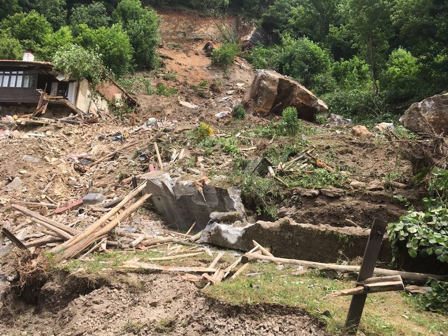 Fotos: Un argayo de grandes dimensiones obliga a desalojar La Cortina, en Lena