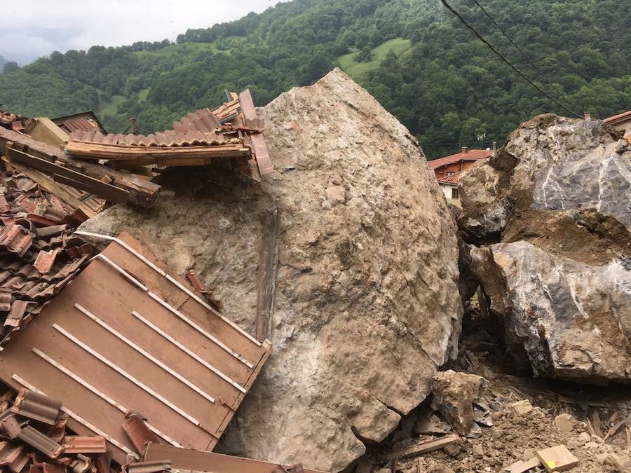 Fotos: Un argayo de grandes dimensiones obliga a desalojar La Cortina, en Lena