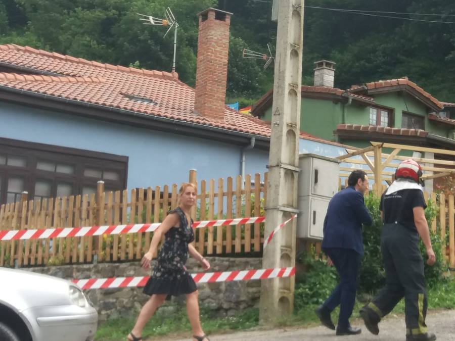 Fotos: Un argayo de grandes dimensiones obliga a desalojar La Cortina, en Lena