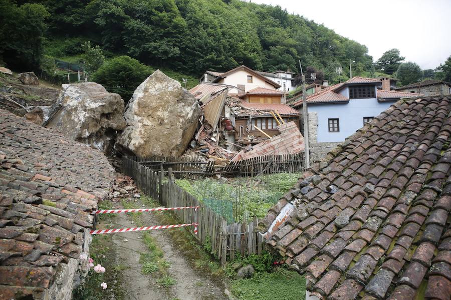 Técnicos del Ayuntamiento de Lena y de la Consejería de Infraestructuras trabajan en asegurar la zona y evitar que se produzcan nuevos desprendimientos