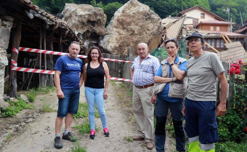 Los vecinos Javier García, Adoración Martínez, Julio Domínguez, Teresa Espinosa y Paco Pastor. 