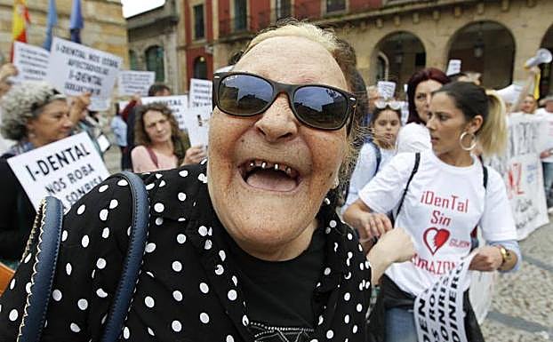 Imagen. Protestas a las puertas del Ayuntamiento de Gijón