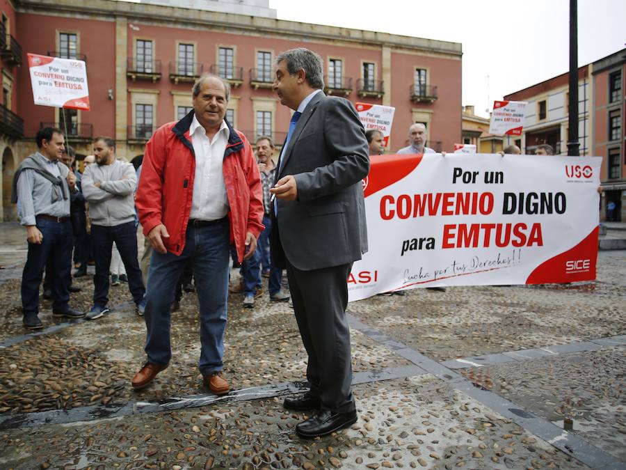 La plantilla de EMTUSA, para reclamar un convenio digno y los vecinos de Cimavilla para exigir la pista cubierta, se concentraron en la plaza Mayor antes de comenzar la sesión plenaria