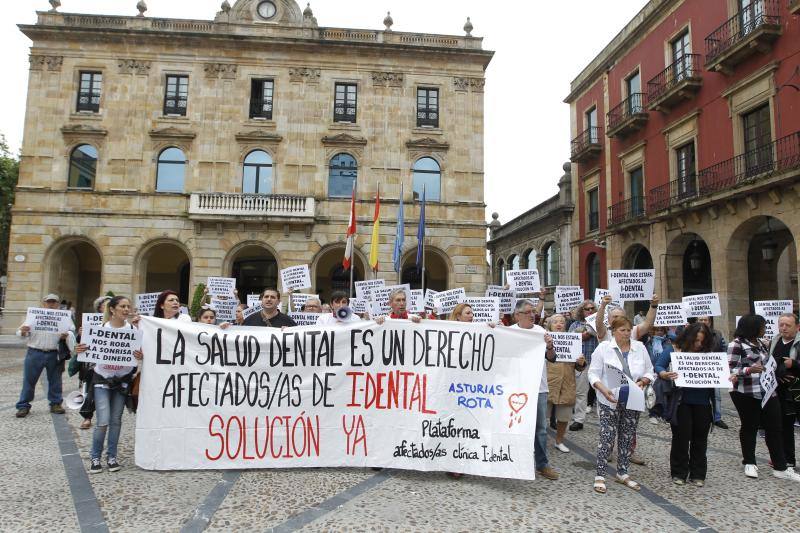 La plantilla de EMTUSA, para reclamar un convenio digno y los vecinos de Cimavilla para exigir la pista cubierta, se han concentrado en la plaza Mayor. También lo han hecho los afectados por el cierre de iDental y los que rechazan los desahucios de La Camocha