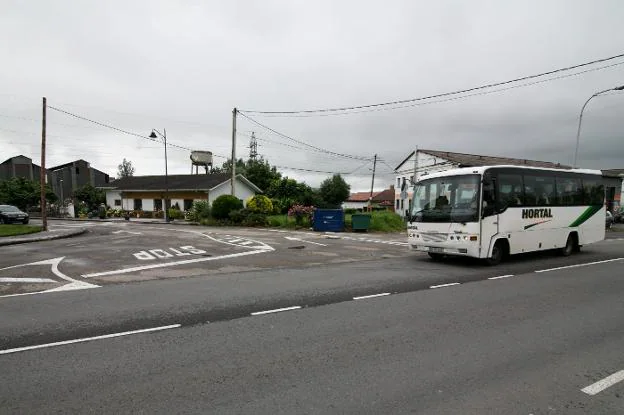 Vista del actual cruce de El Castro, en Lugones. 