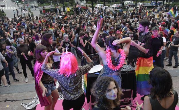 Los manifestantes, en la plaza de la Escandalera de Oviedo. 