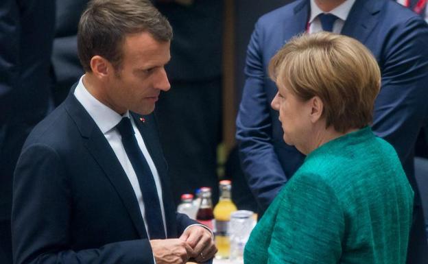 La canciller alemana, Angela Merkel, dialogo con el presidente francés, Emmanuel Macron.