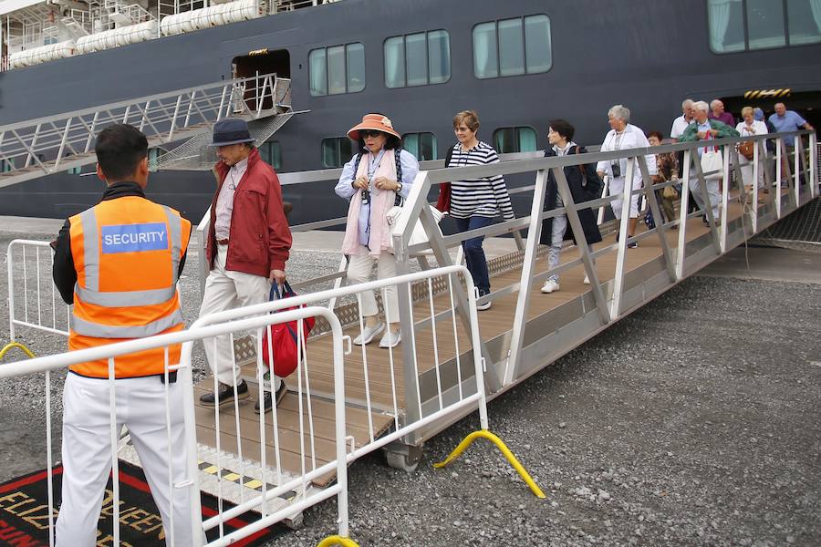 Con sus 293 metros de eslora y 8 metros de calado, llega a la ciudad con unos 2.000 pasajeros y es muy similar a su gemelo, Queen Victoria, que visitó la ciudad el 12 de abril. Ambos buques hacen escala en Gijón por primera vez