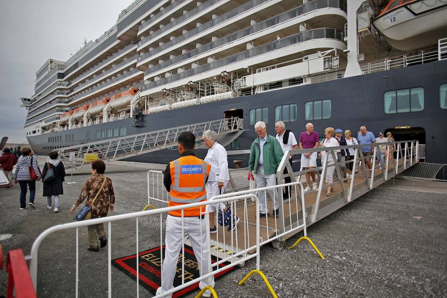 Con sus 293 metros de eslora y 8 metros de calado, llega a la ciudad con unos 2.000 pasajeros y es muy similar a su gemelo, Queen Victoria, que visitó la ciudad el 12 de abril. Ambos buques hacen escala en Gijón por primera vez