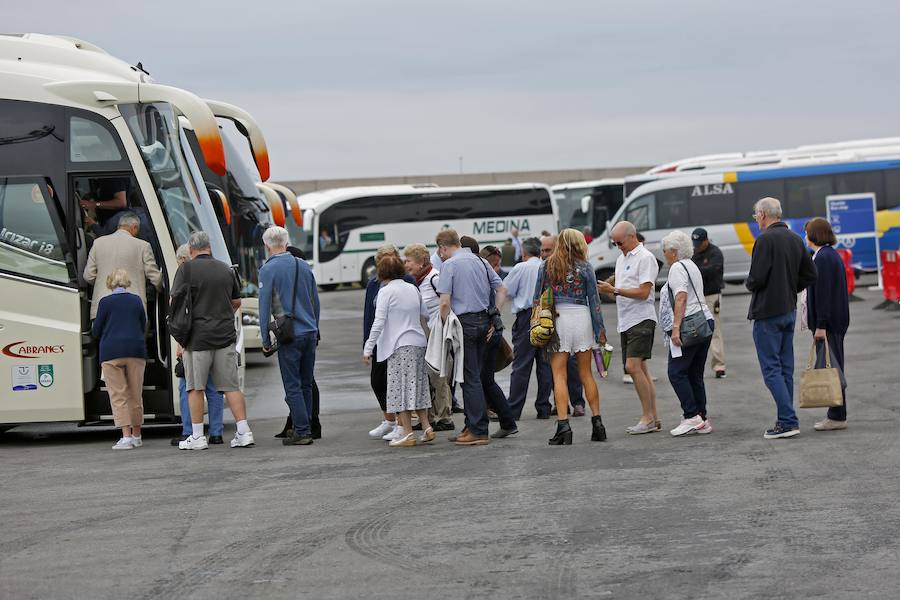 Con sus 293 metros de eslora y 8 metros de calado, llega a la ciudad con unos 2.000 pasajeros y es muy similar a su gemelo, Queen Victoria, que visitó la ciudad el 12 de abril. Ambos buques hacen escala en Gijón por primera vez